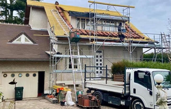 Artisan couvreur 78 qui répare une toiture dans les Yvelines