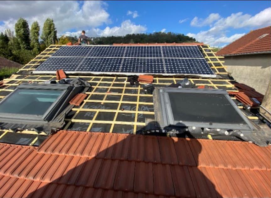 Rénovation de toiture avec panneaux solaires