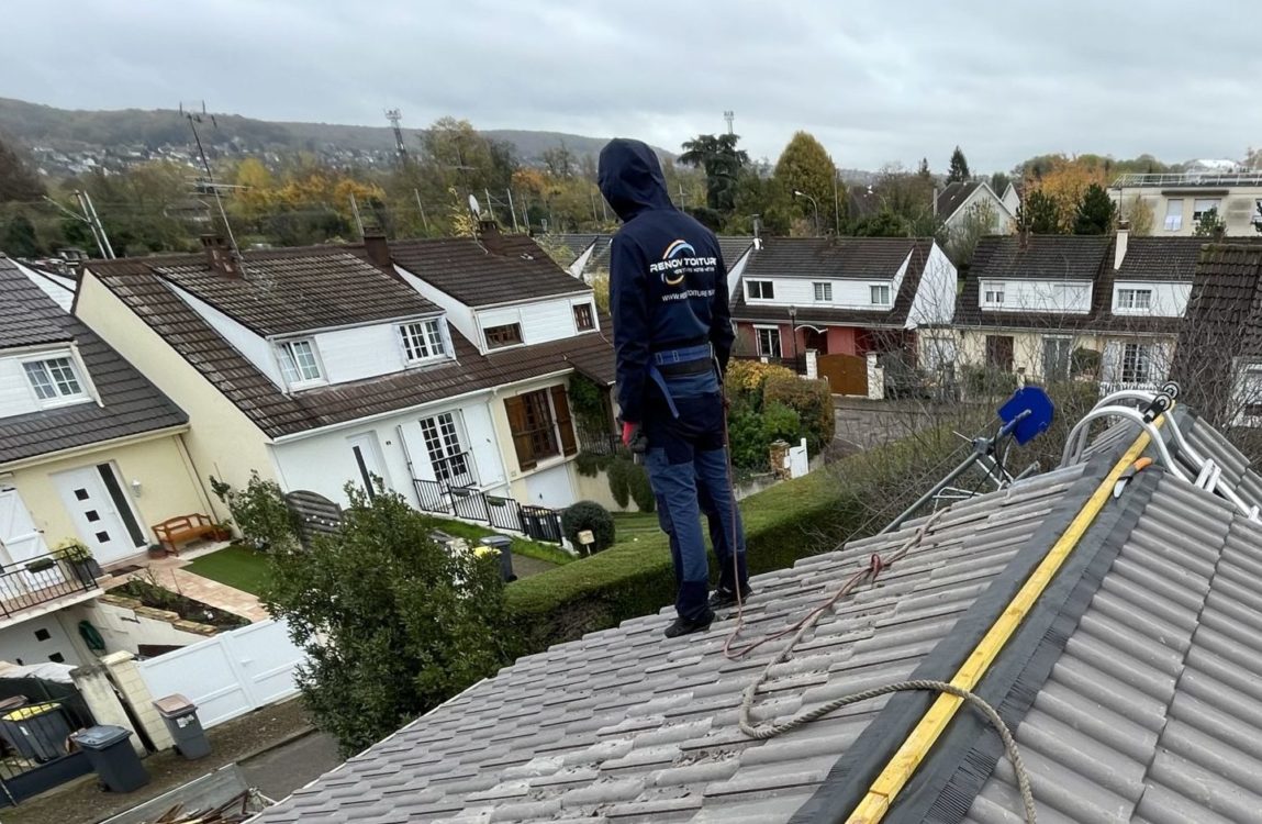 Couvreur sur un toit de l'entreprise de couverture renov toiture 78 dans les Yvelines